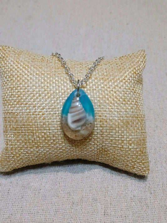 Beach Resin Pendant Necklace – Starfish & Spiral Shell
